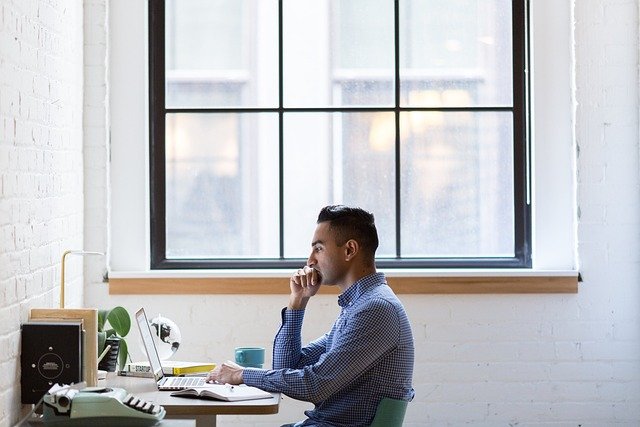 mann recherchiert introvertierte menschen