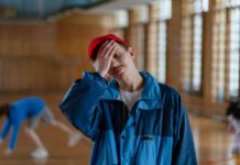 Erschöpft nach sozialen Kontakten: Das steckt wirklich dahinter sozial erschöpfter Mann