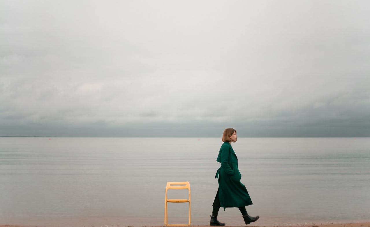 Frau am Strand, allein, Menschen die lieber allein sind wie nennt man